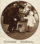 300209 Afbeelding van een perronchef die een klein kind begroet op het Centraal Station (Stationsplein) te Utrecht.